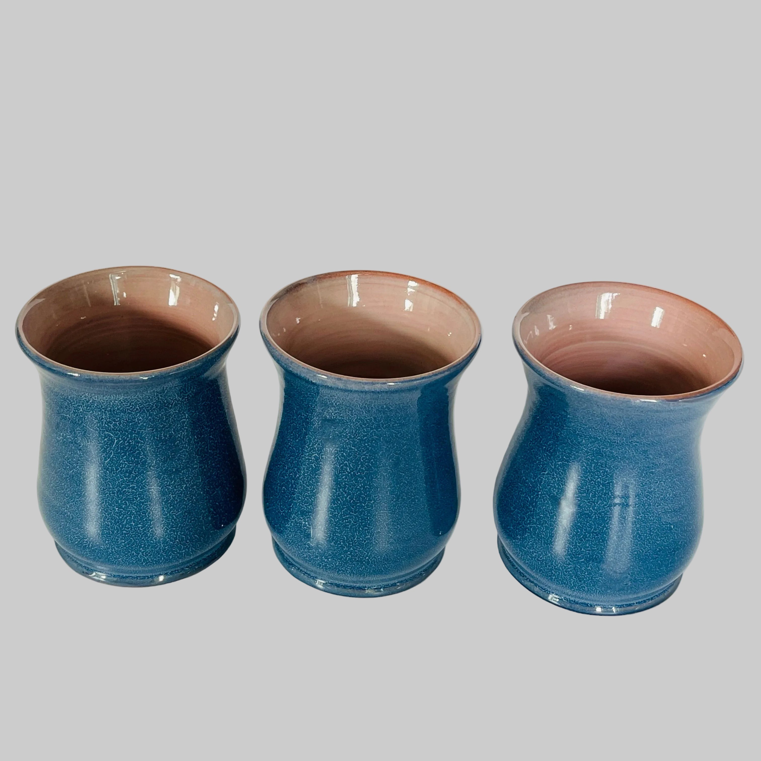 Carafe en terre cuite bleue avec 3 gobelets