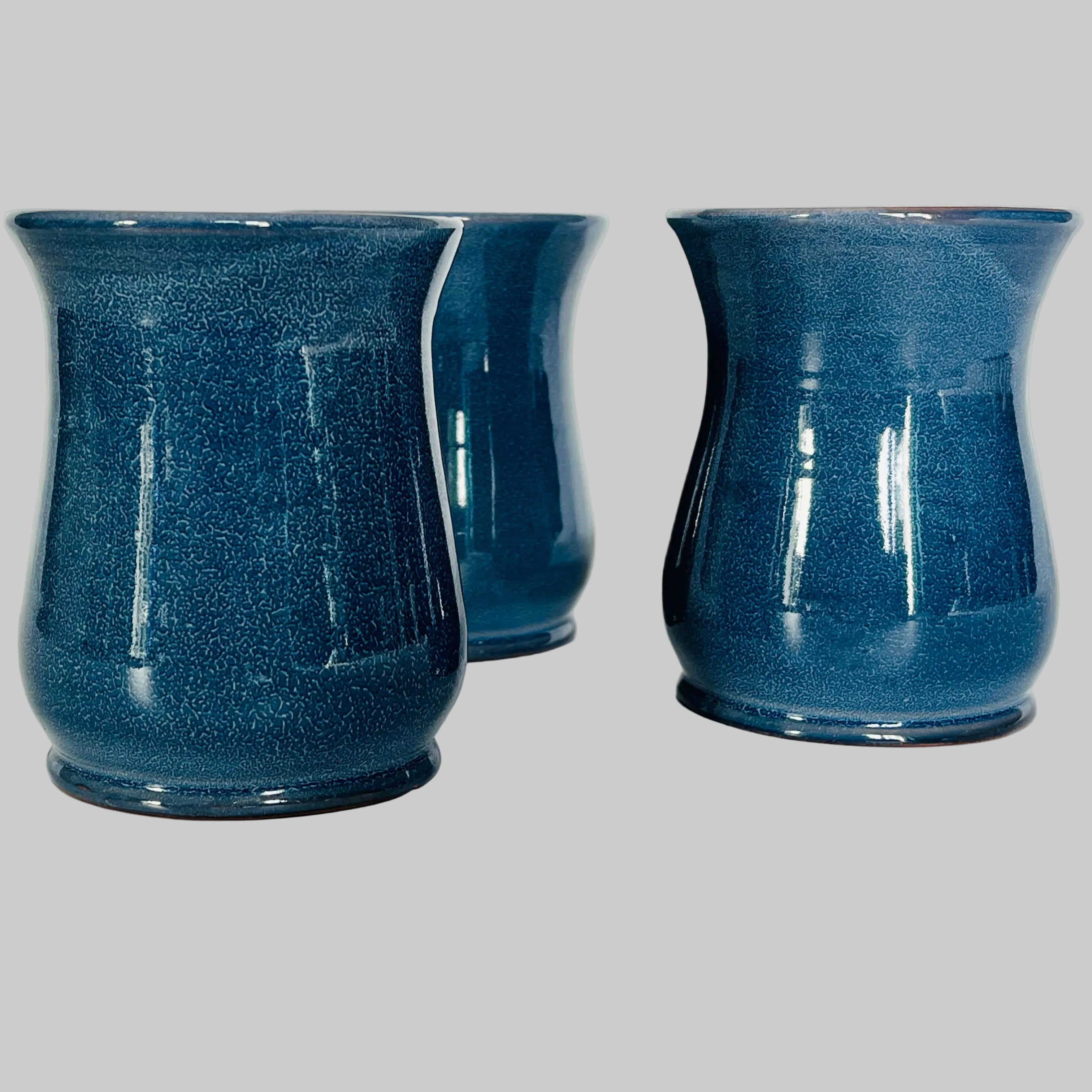 Carafe en terre cuite bleue avec 3 gobelets