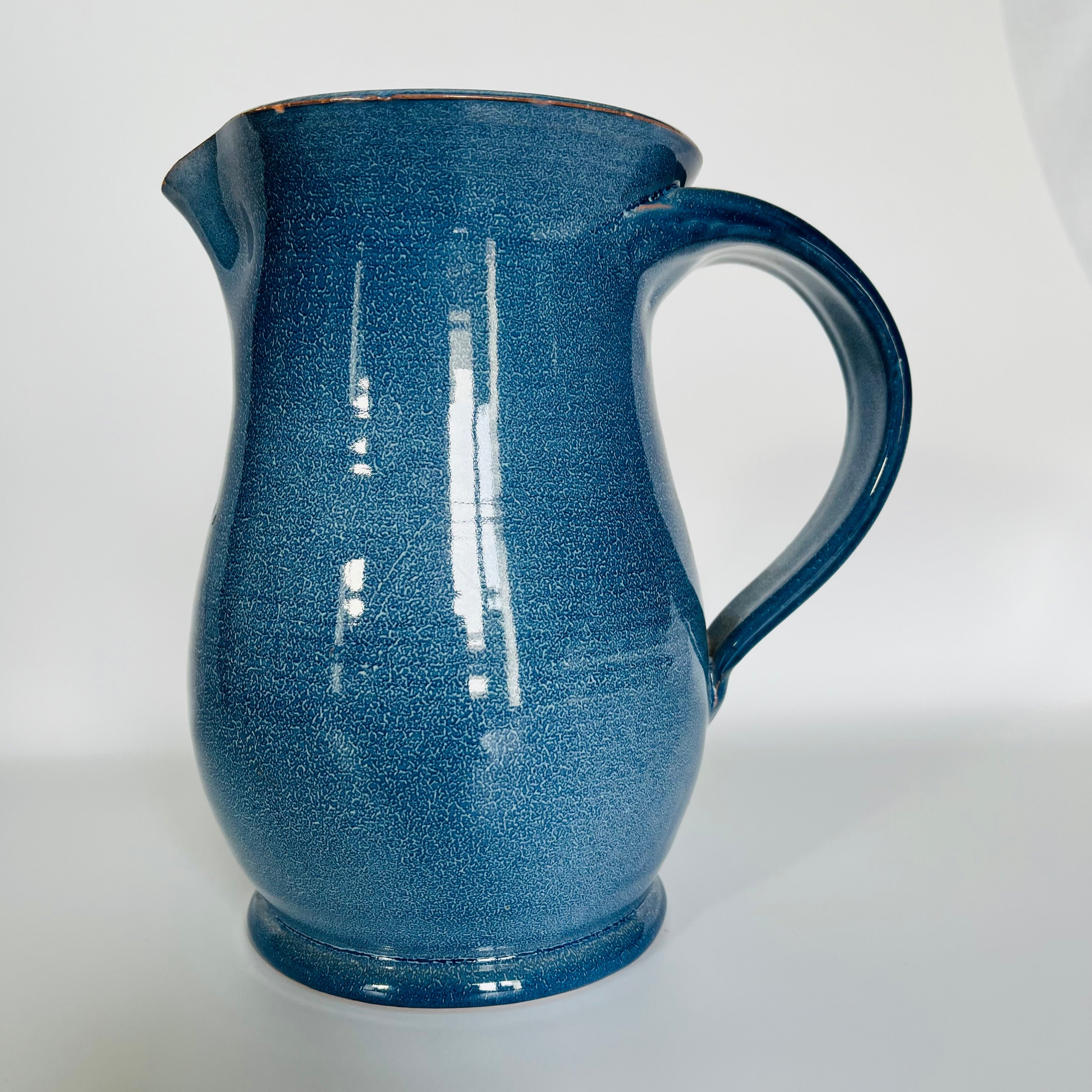 Carafe en terre cuite bleue avec 3 gobelets