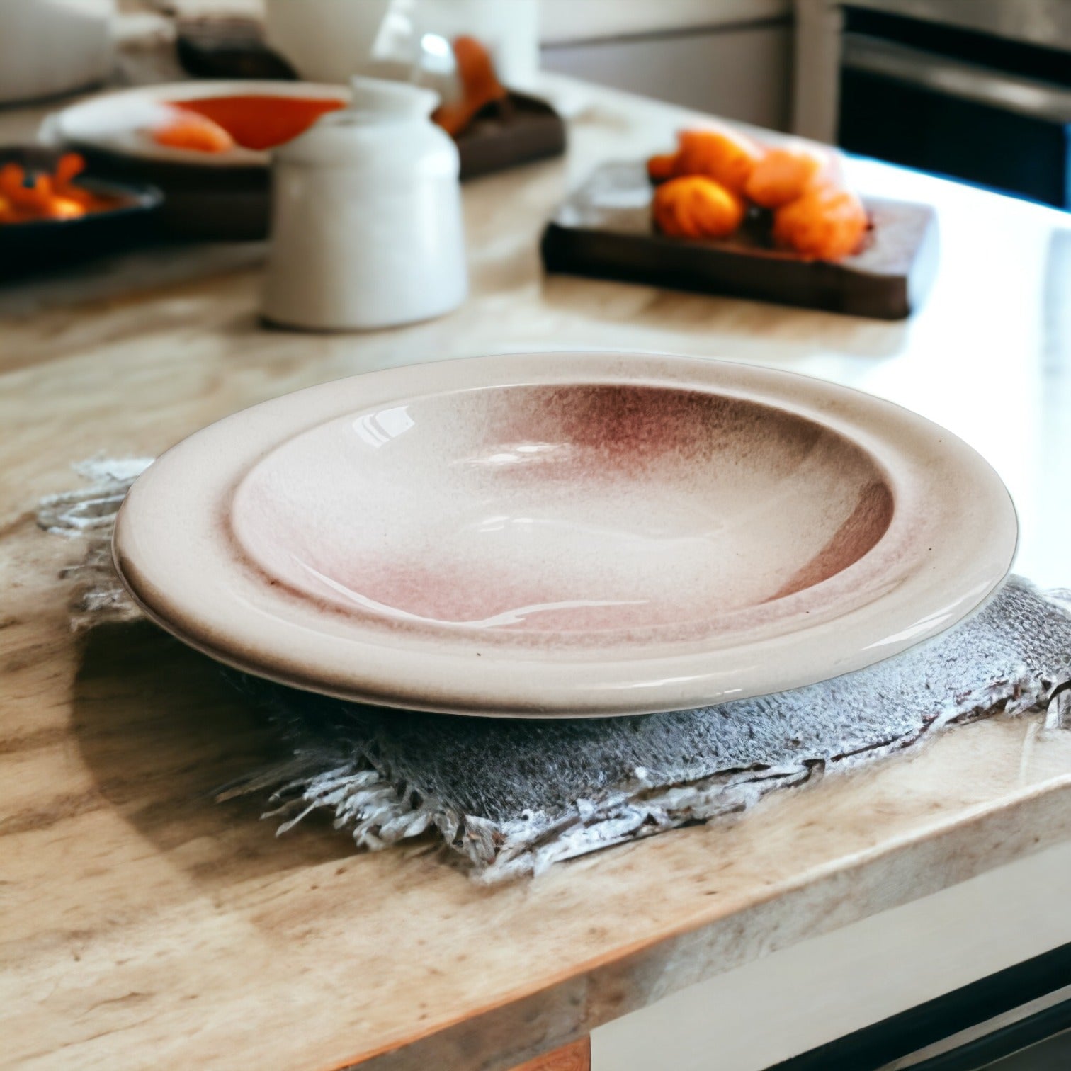 Assiette plate en porcelaine rose de Niderviller - modèle aurore