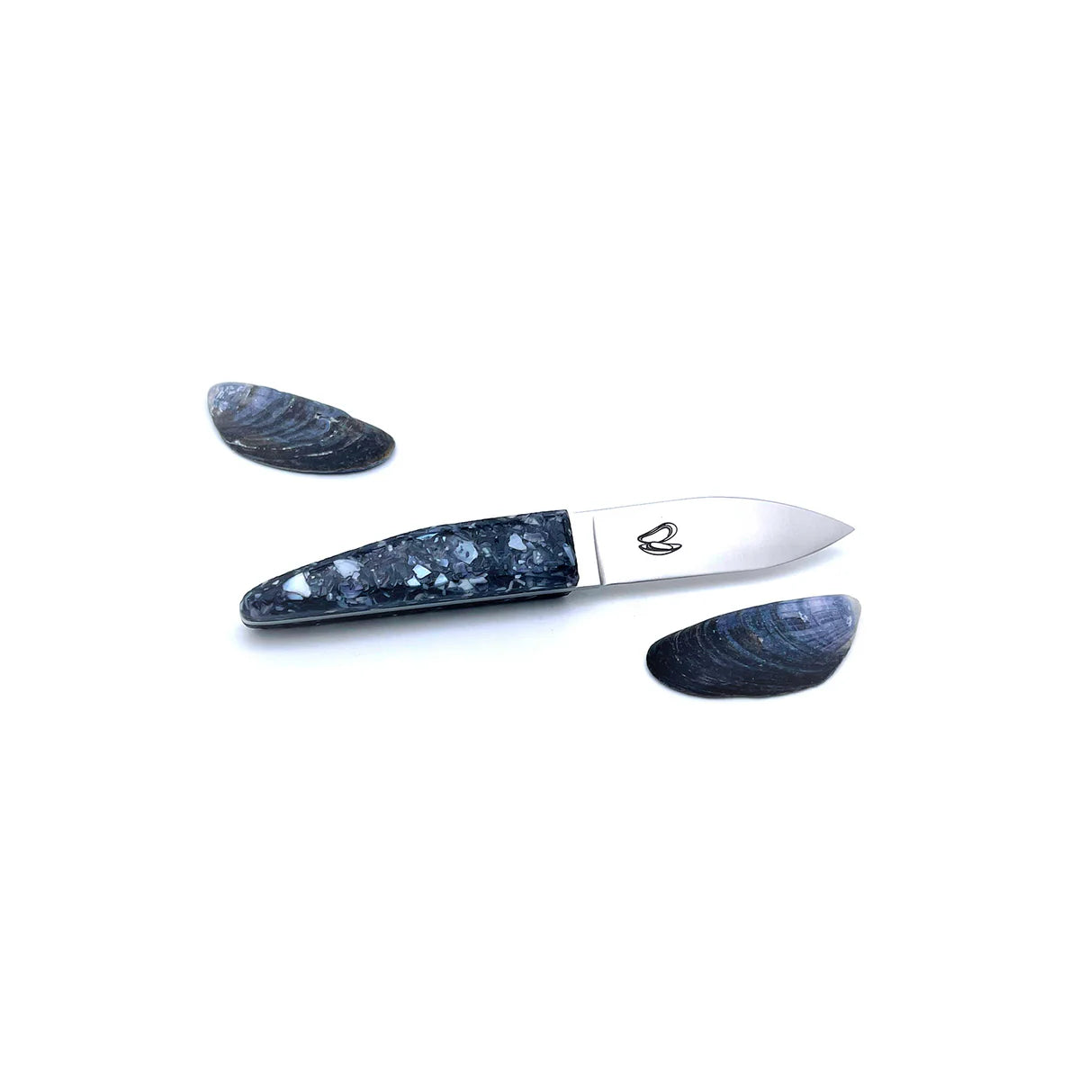 Petit couteau à huître avec un manche en coquilles de moules recyclées