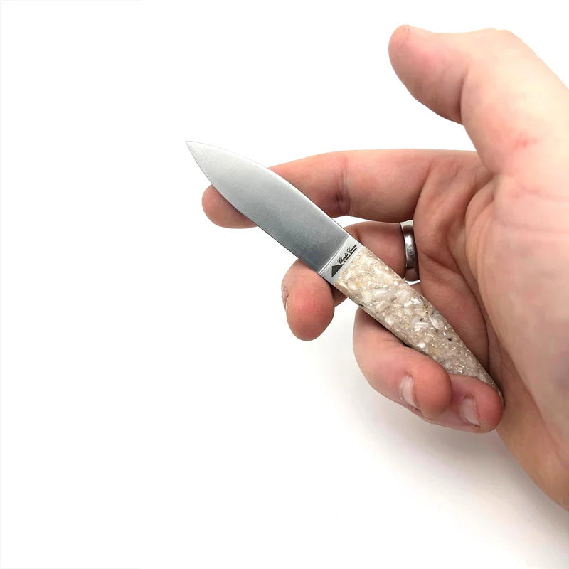 Petit couteau à huître avec manche en coquilles d'huîtres recyclées
