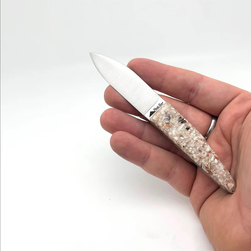 Petit couteau à huître avec un manche en coquilles St Jacques recyclées