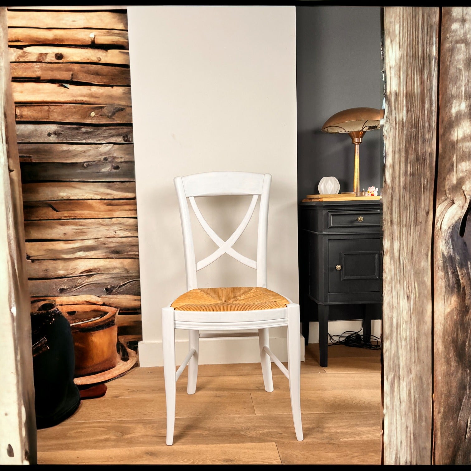 Chaise en bois blanche à paillage dossier croisé