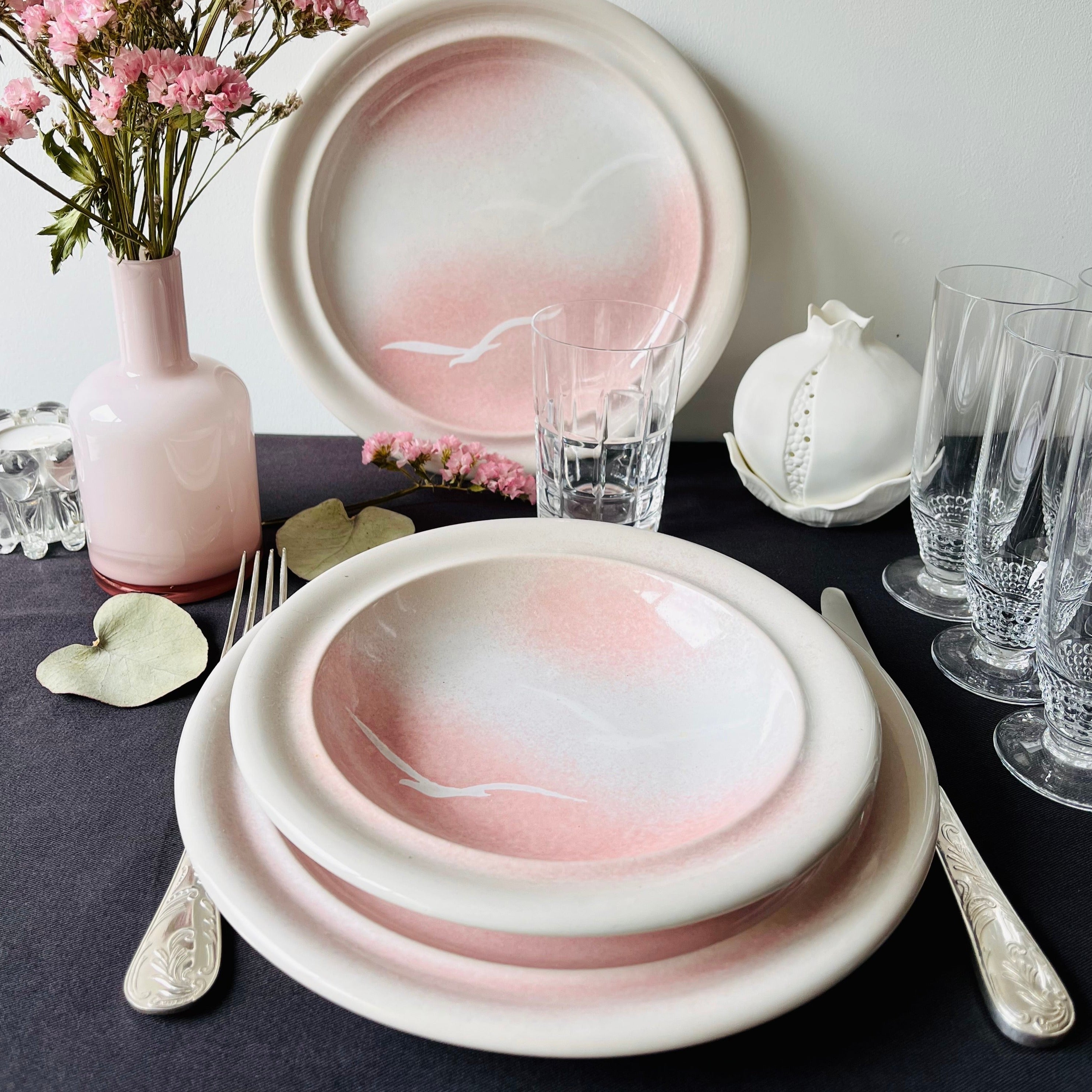 Assiette creuse en porcelaine rose de Niderviller - modèle Aurore
