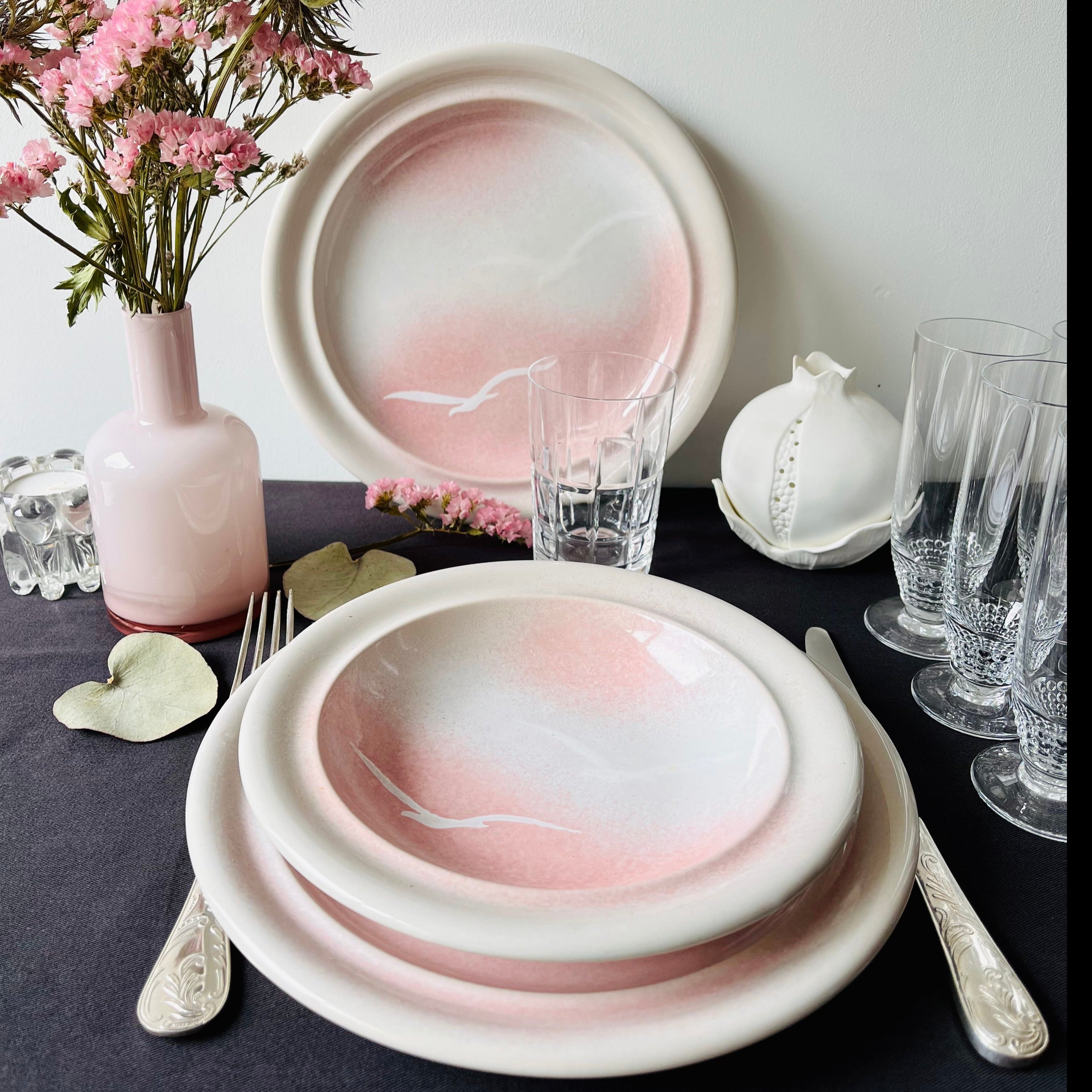 Assiette plate en porcelaine rose de Niderviller - modèle aurore