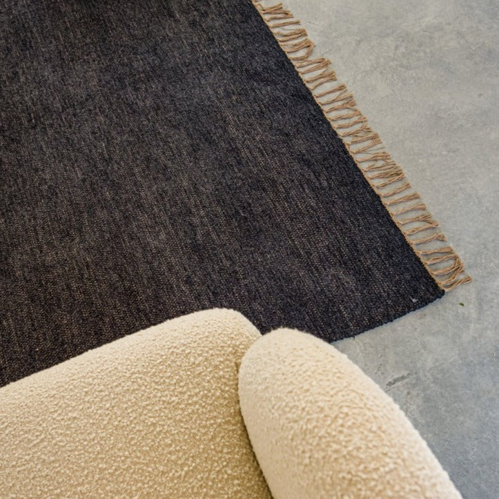 Tapis gris foncé en coton recyclé