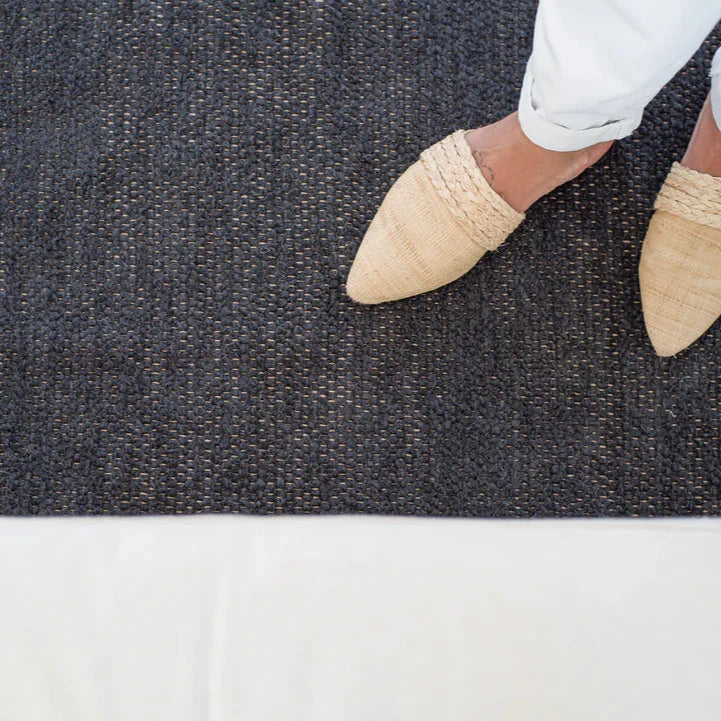 Tapis gris foncé en coton recyclé