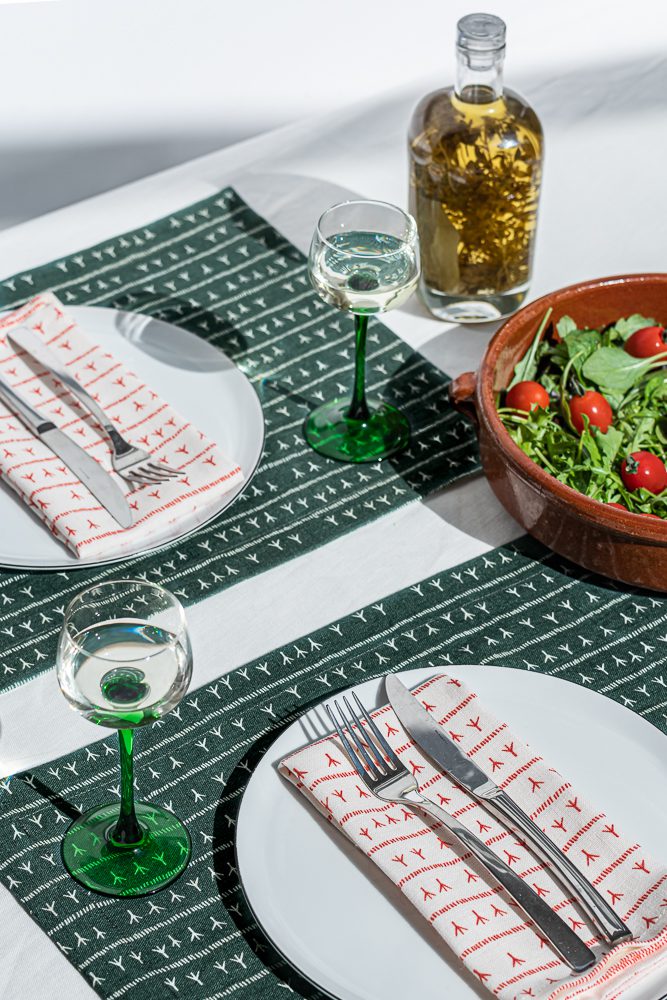 Serviette de table en lin blanche motif rouge 45x45cm