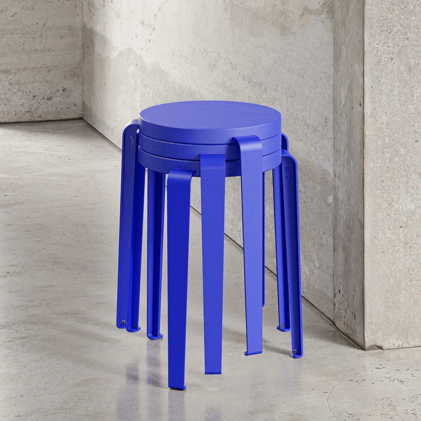 Tabouret LOU x Klein Blue®