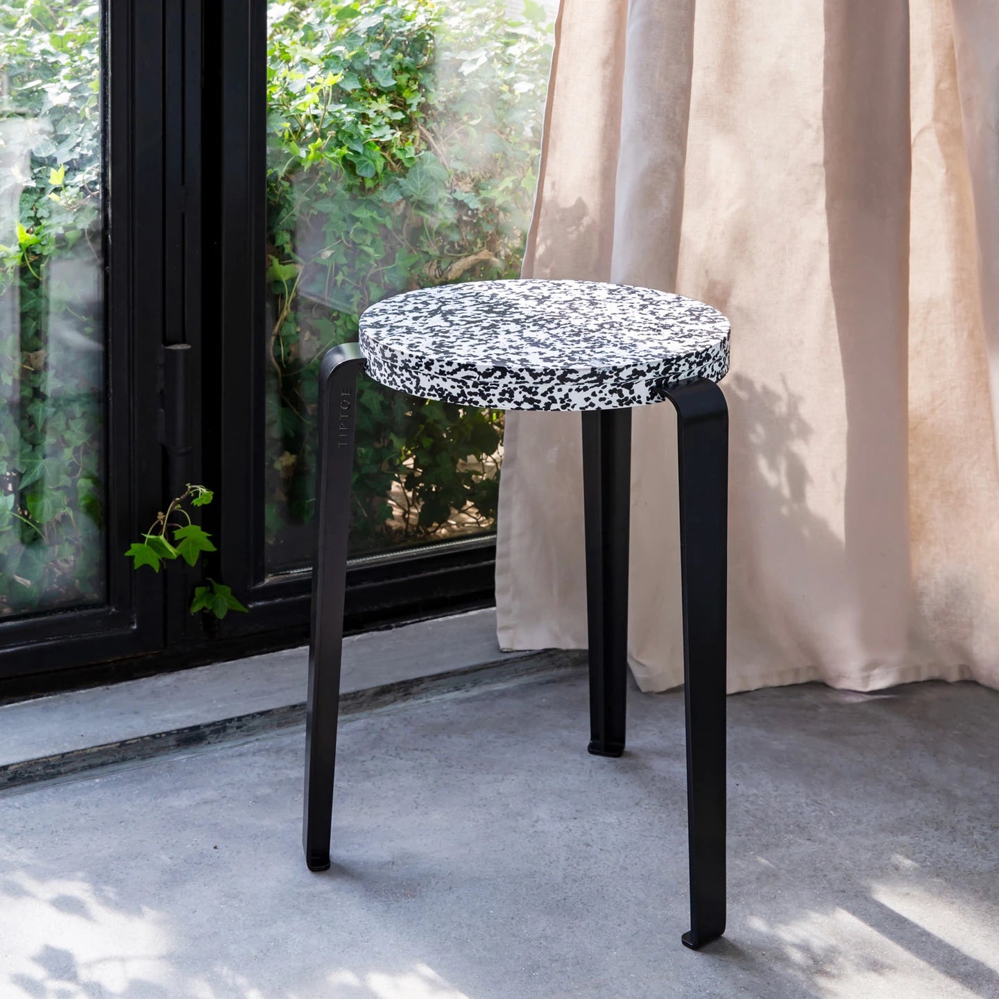 Tabouret LOU (plastique recyclé macchiato, noir graphite)