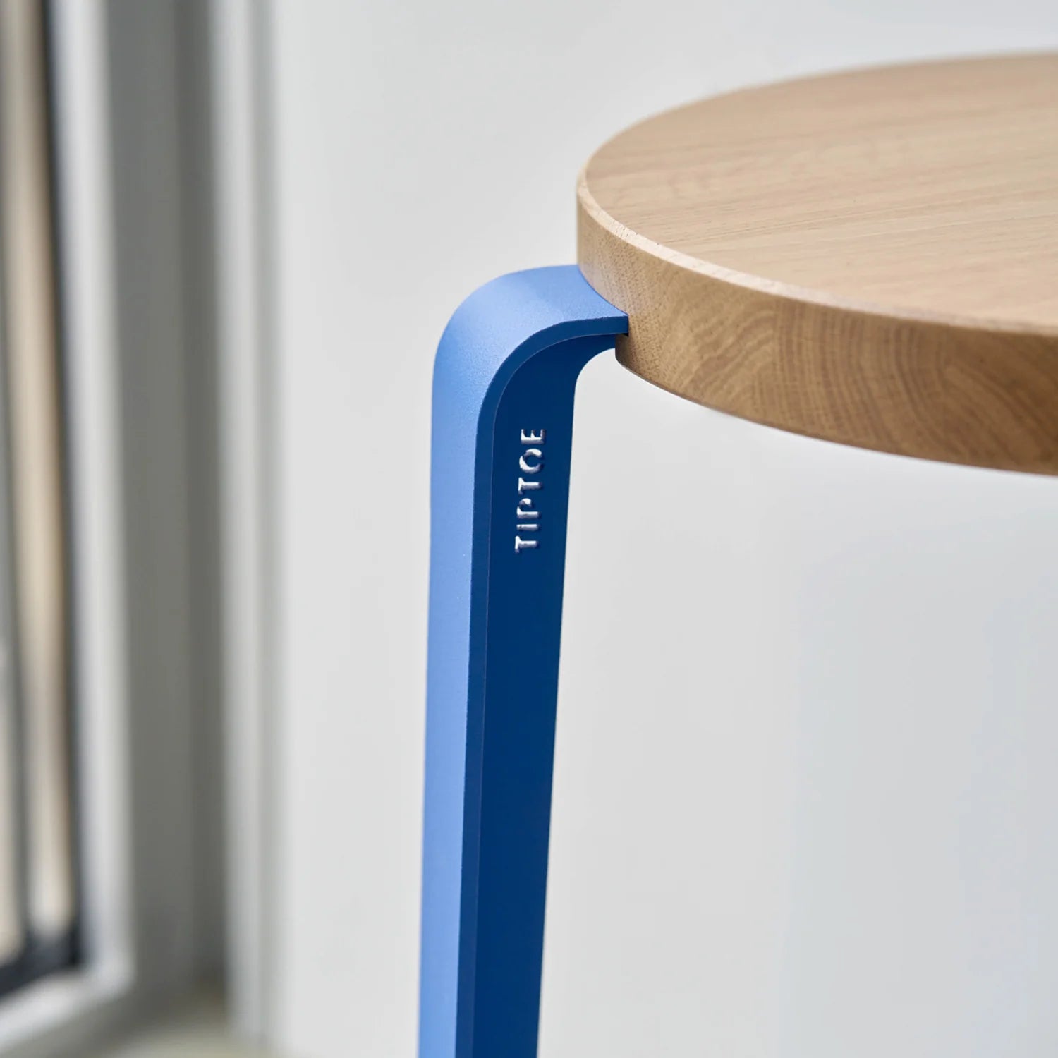 Tabouret LOU assise en chêne - Bleu Azur