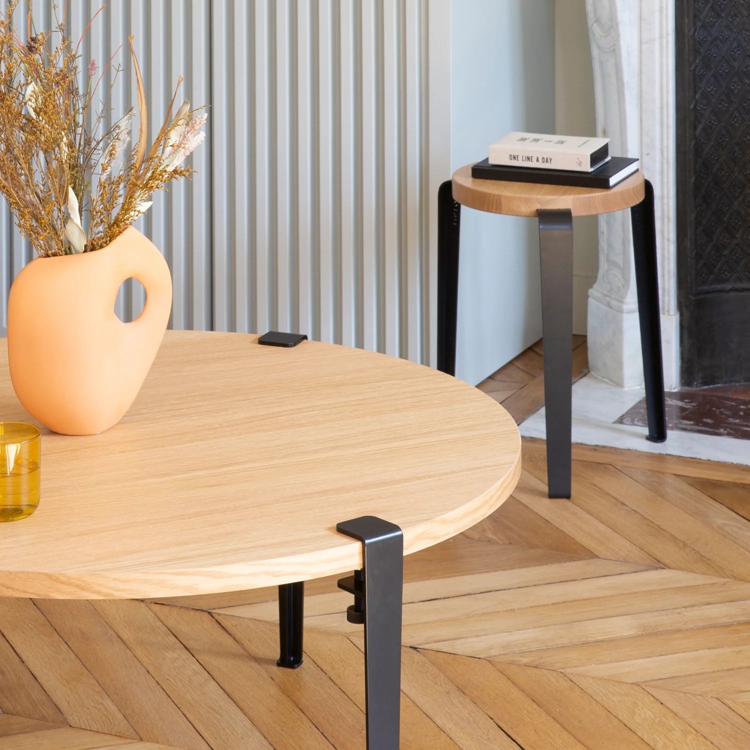 Tabouret LOU assise en chêne - Pieds Graphite