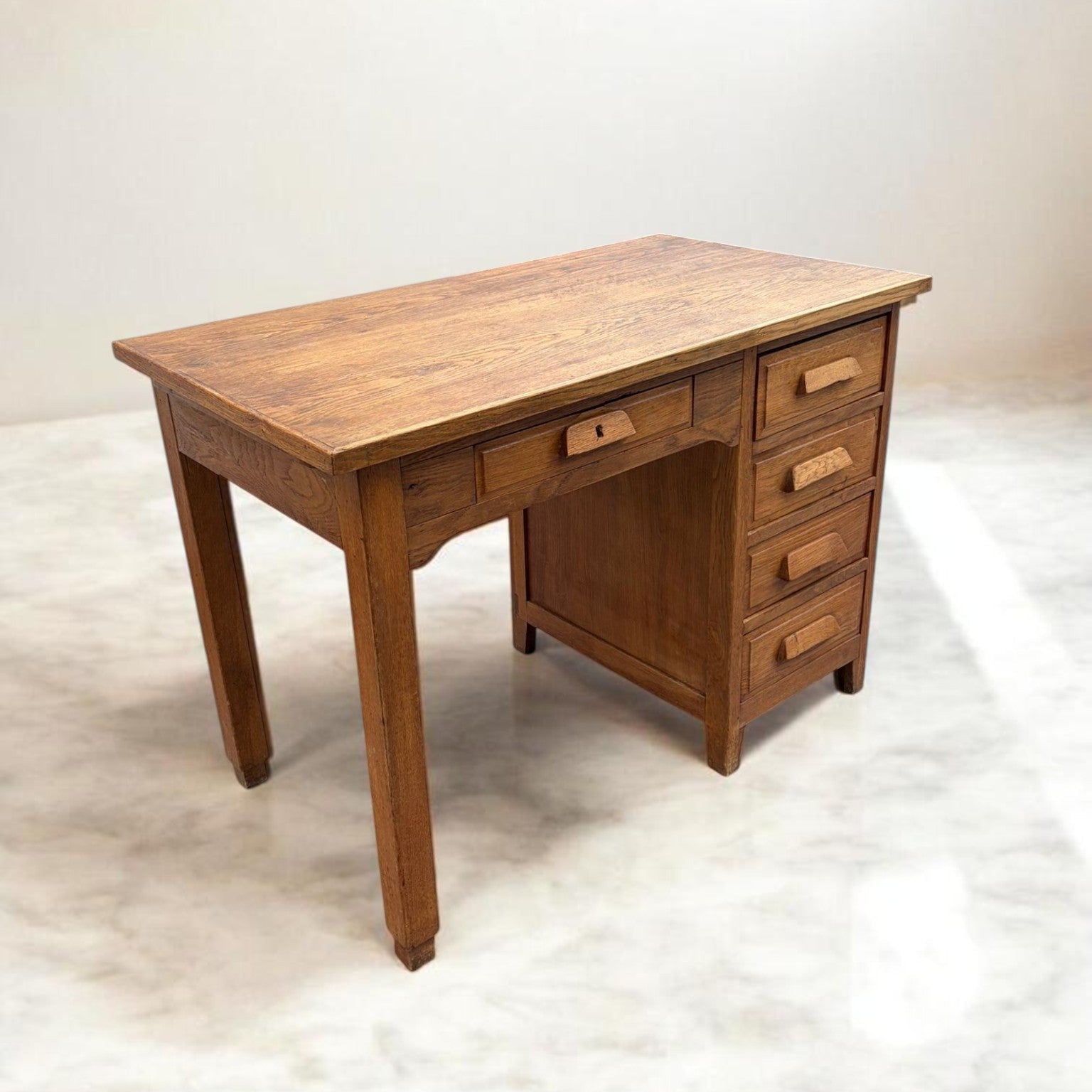 Bureau vintage NewUsed Collection en bois massif avec un tiroir central et une colonne de quatre tiroirs latéraux