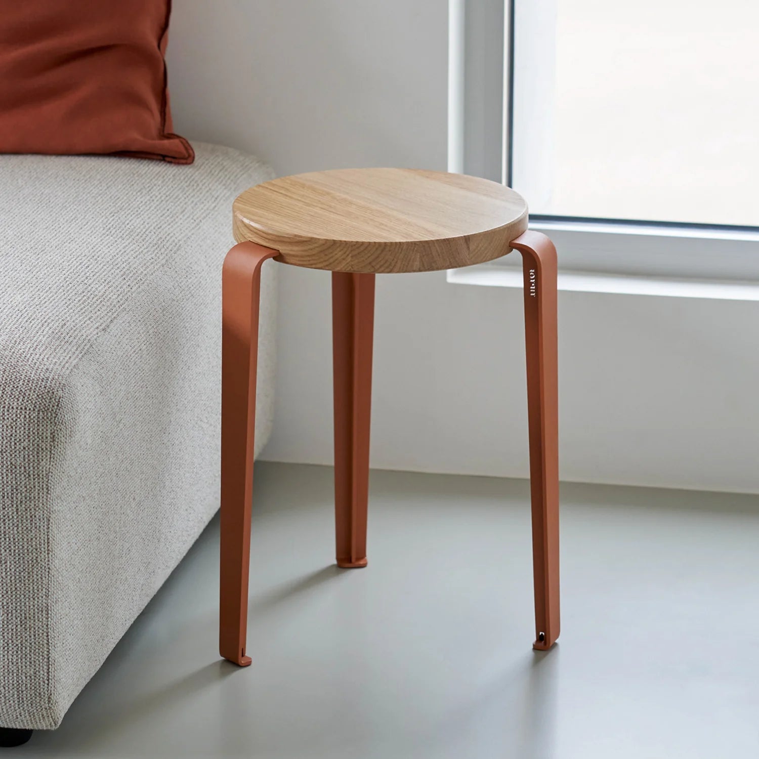 Tabouret NewUsed Collection LOU avec assise ronde en chêne massif et pieds en acier rouge tangerine