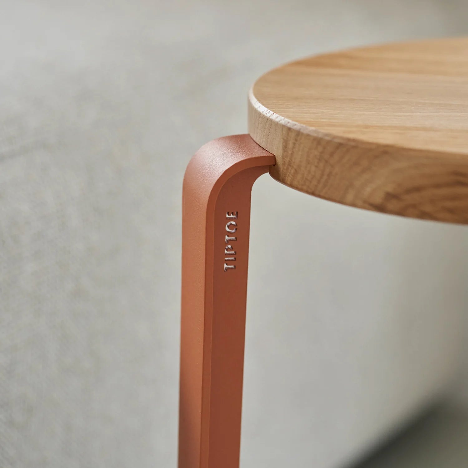 Tabouret NewUsed Collection LOU avec assise ronde en chêne massif et pied en acier rouge tangerine marqué TIPTOE