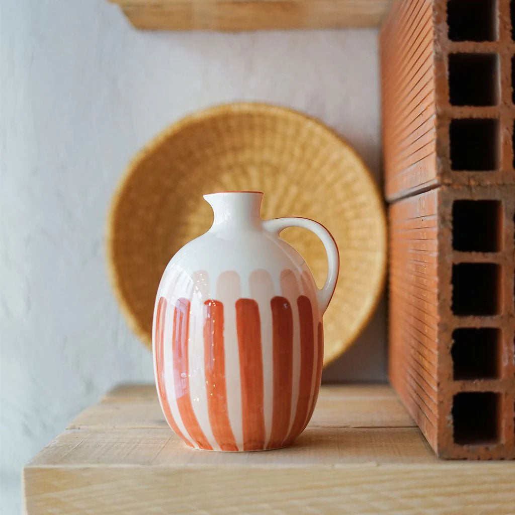 Pichet en céramique à rayures terracotta et beige