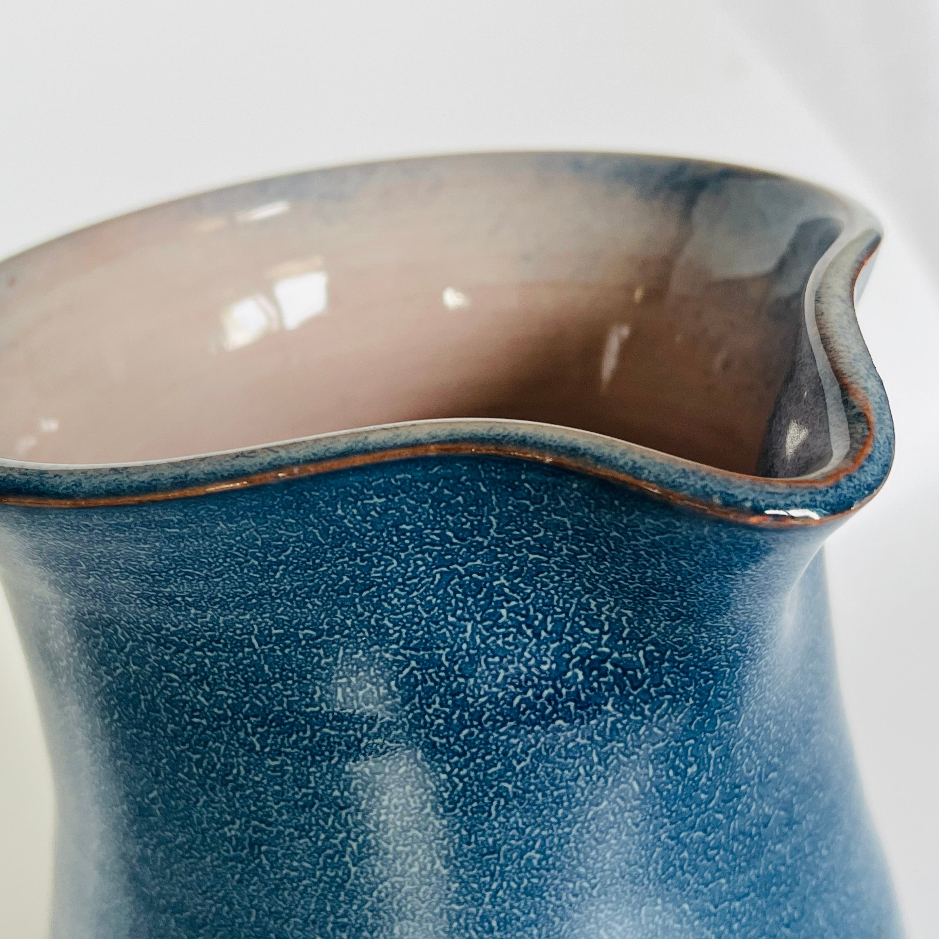 Carafe en terre cuite bleue avec 3 gobelets