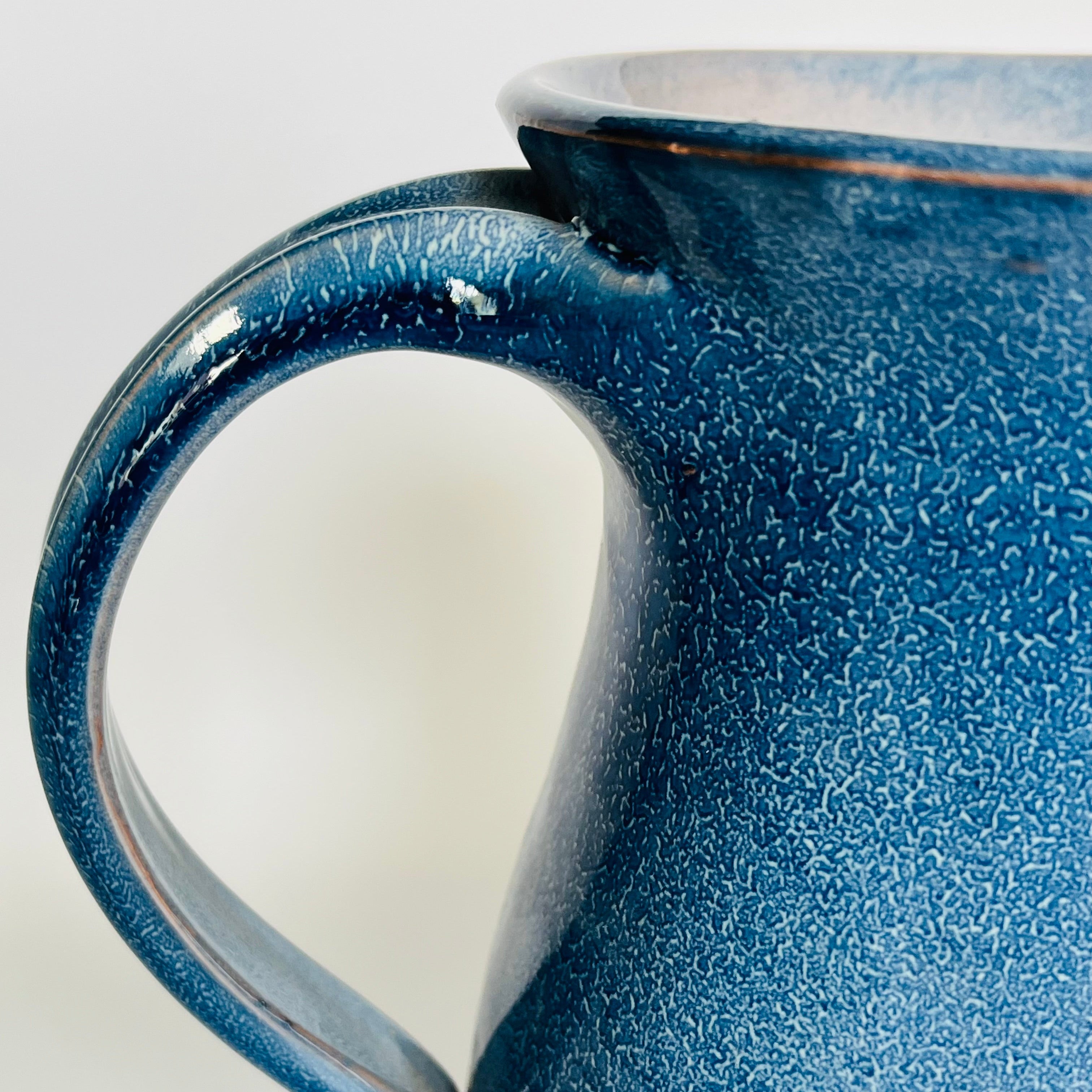 Carafe en terre cuite bleue avec 3 gobelets