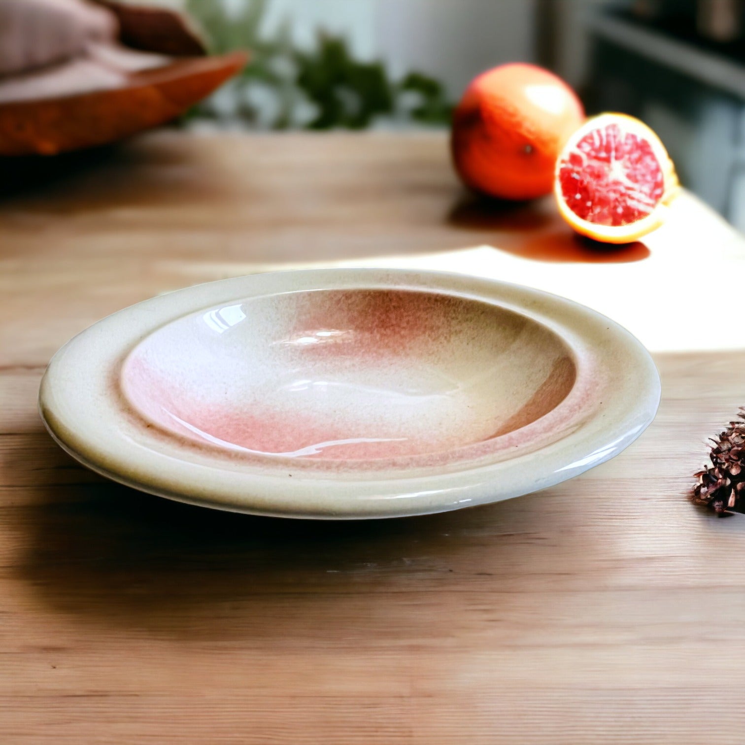 Assiette creuse en porcelaine rose de Niderviller - modèle Aurore