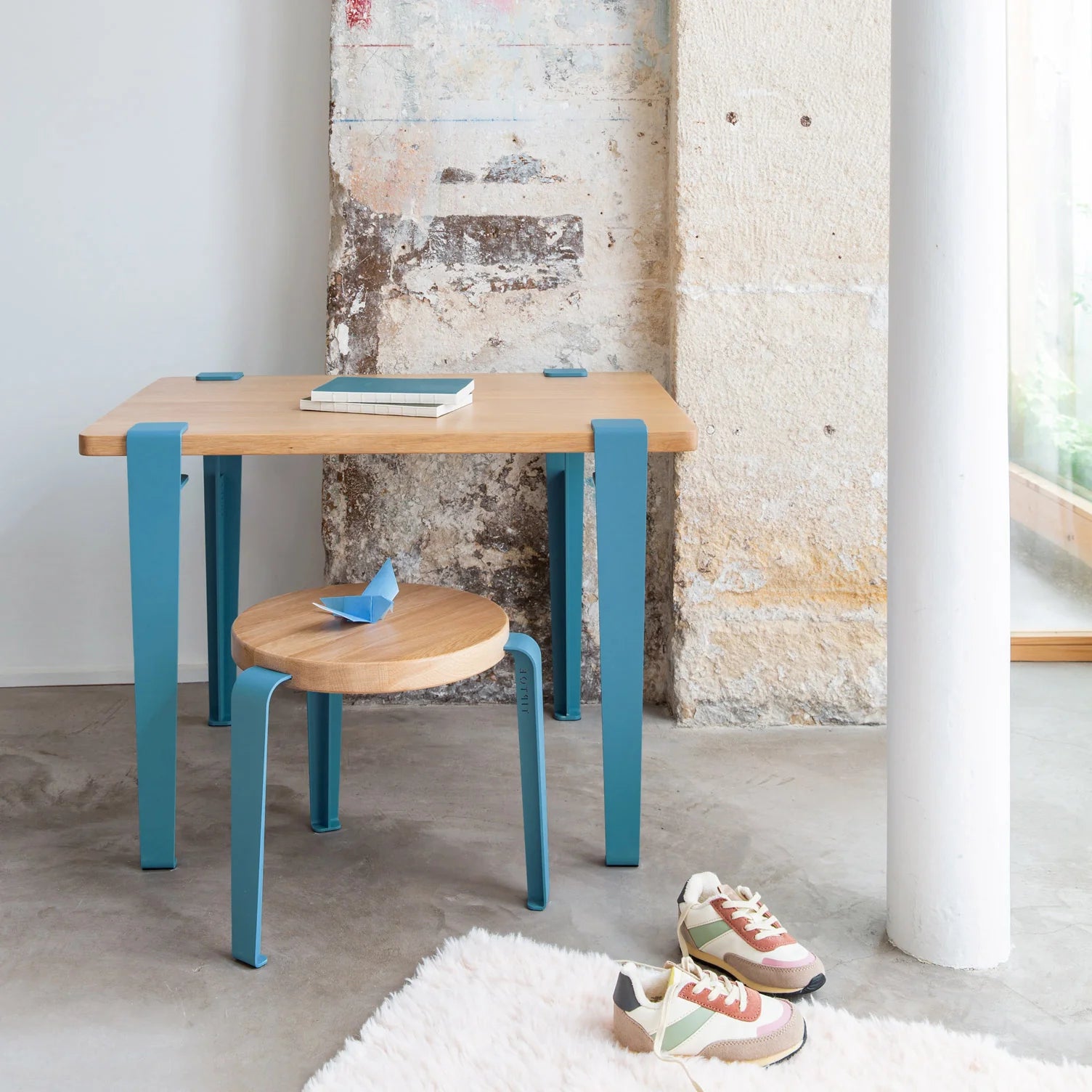 Tabouret enfant MINI LOU TIPTOE - assise chêne - bleu baleine