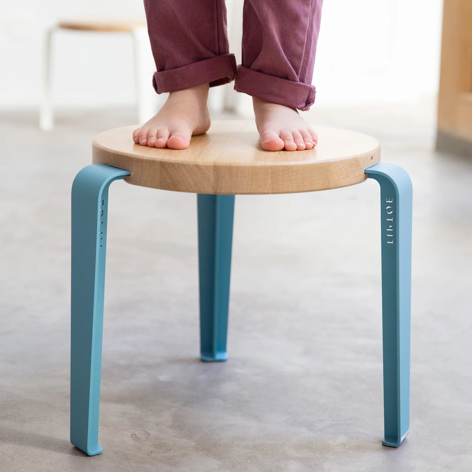 Tabouret enfant MINI LOU TIPTOE - assise chêne - bleu baleine