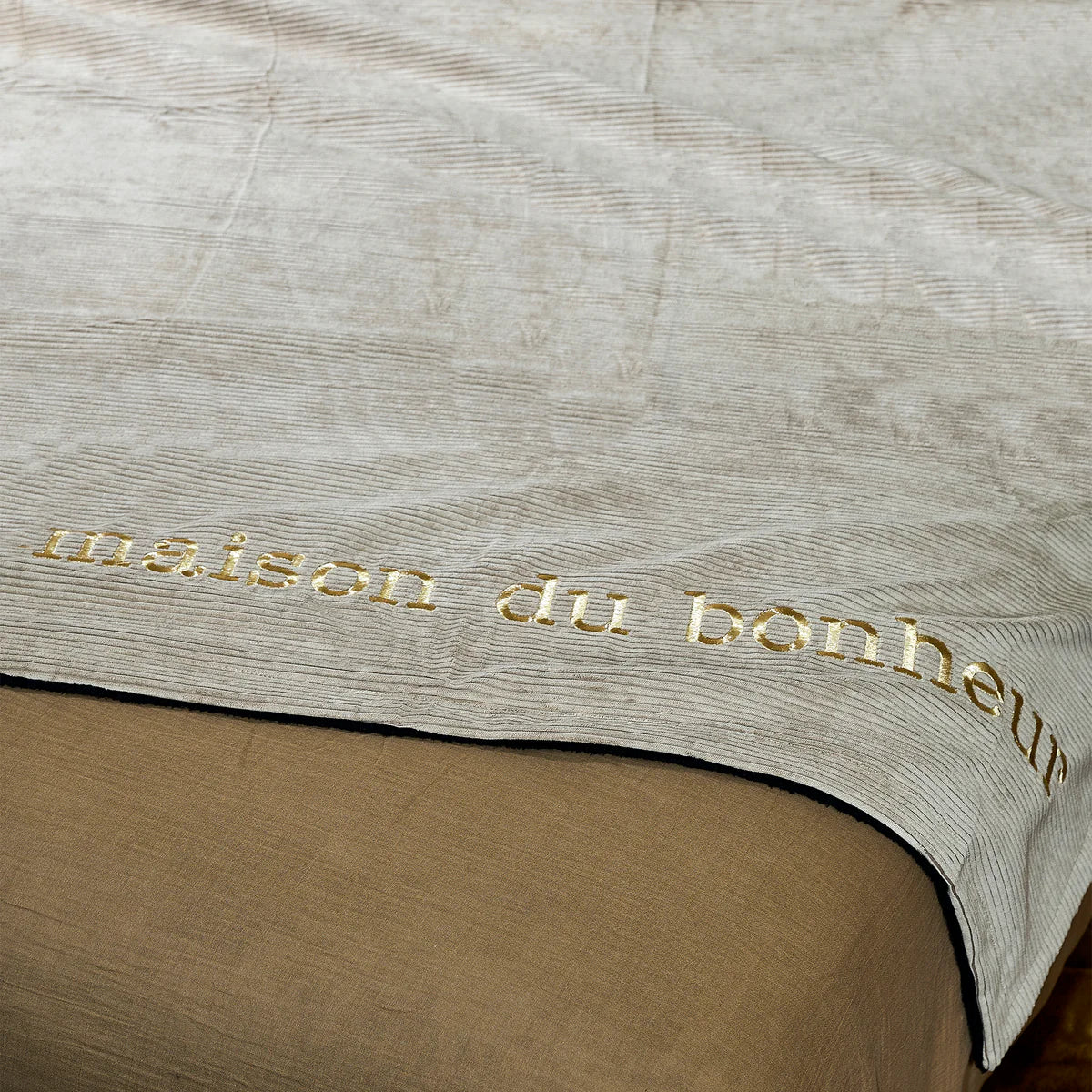 Plaid en velours côtelé taupe brodé - 120 x 180 cm