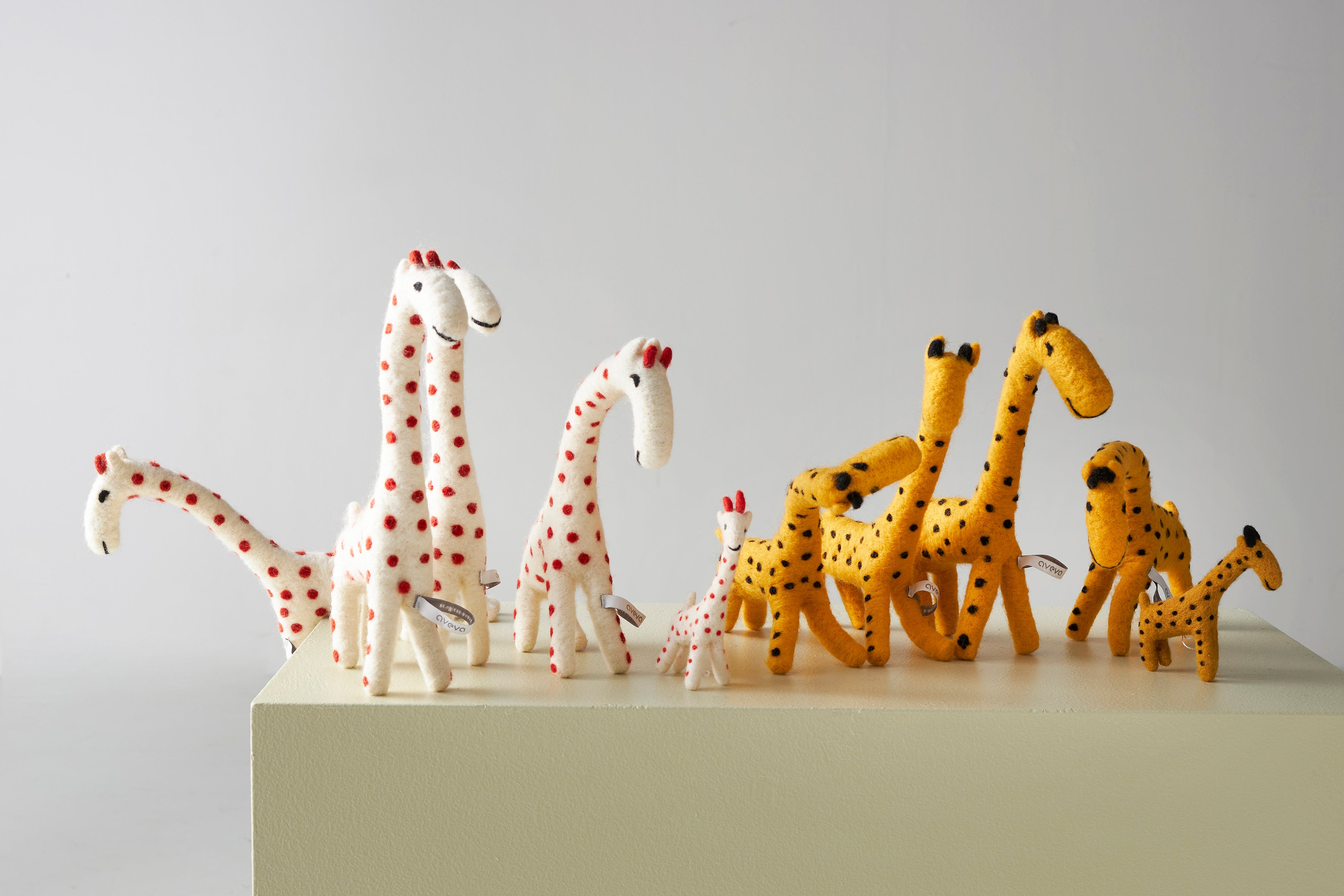 GIGI La Girafe en laine à poser - Blanche