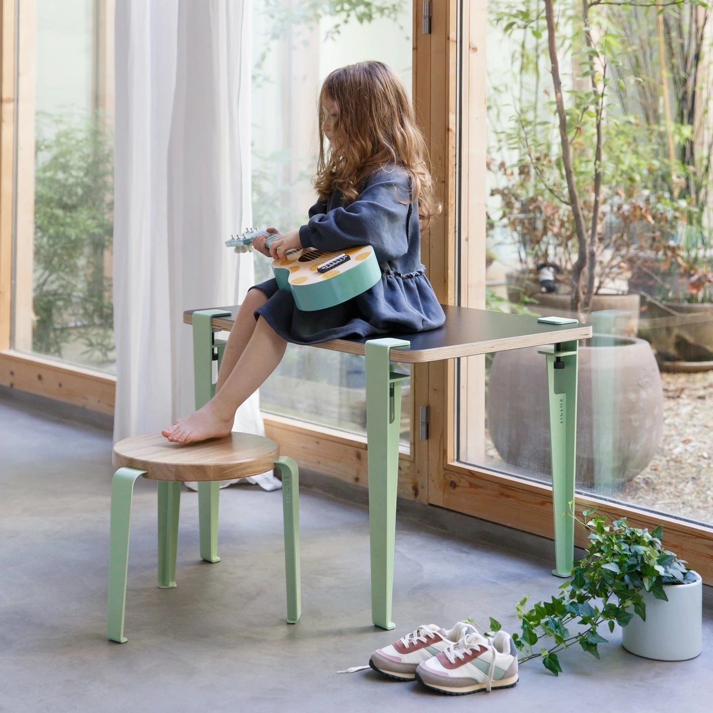 Tabouret enfant MINI LOU (chêne, vert dino)
