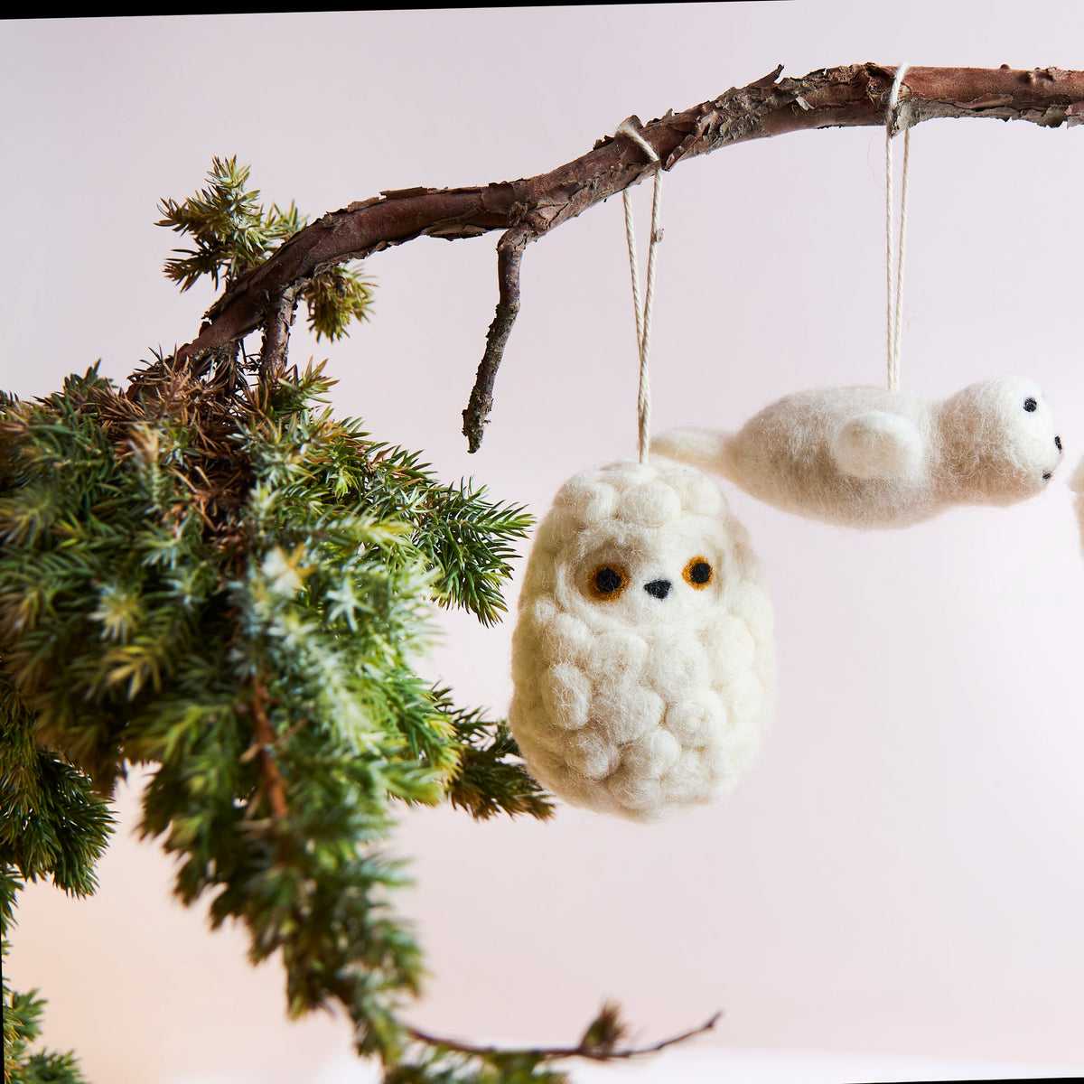 Suspension hibou en laine AVEVA – Blanc