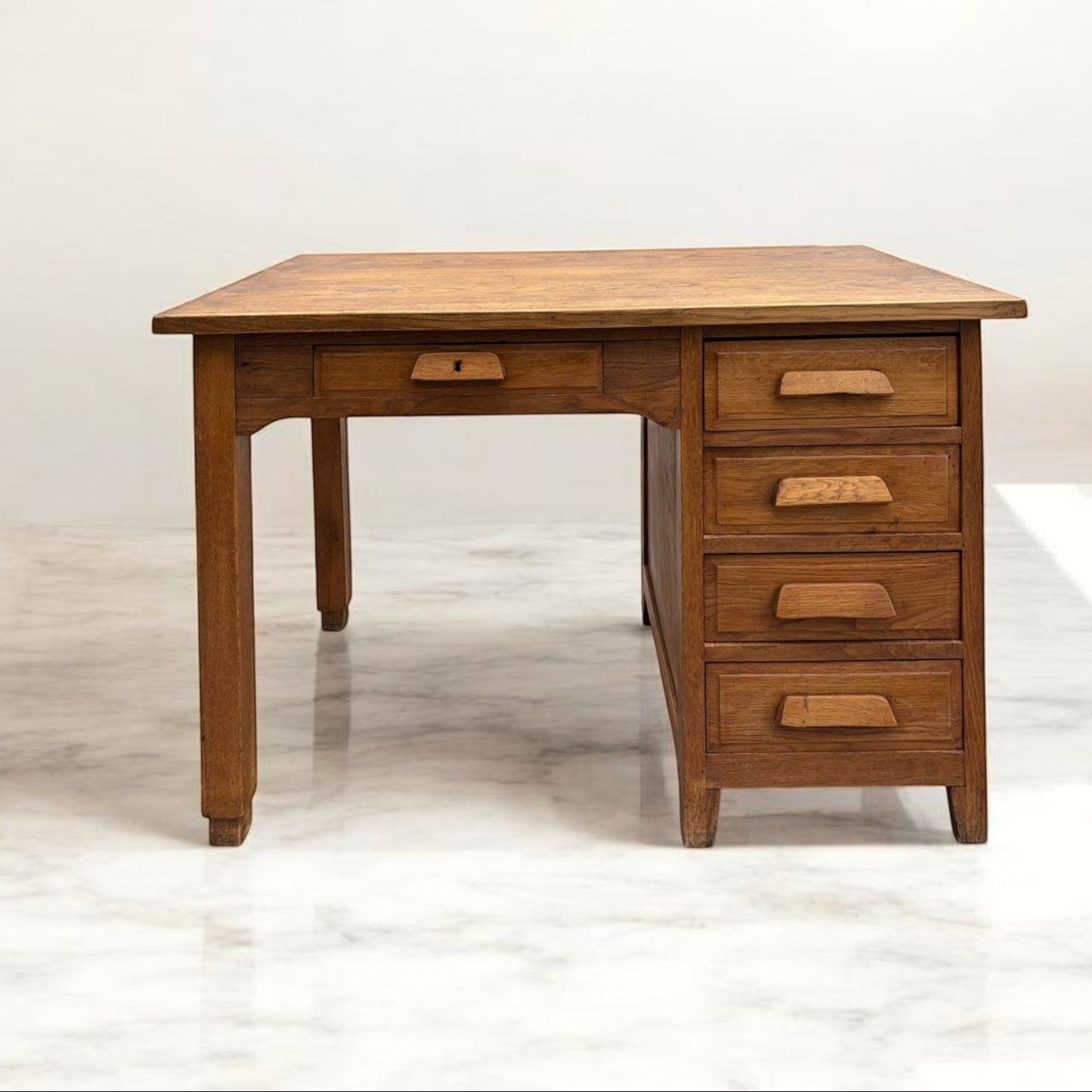 Bureau vintage NewUsed Collection en bois avec un tiroir sous plateau et une colonne de quatre tiroirs de rangement