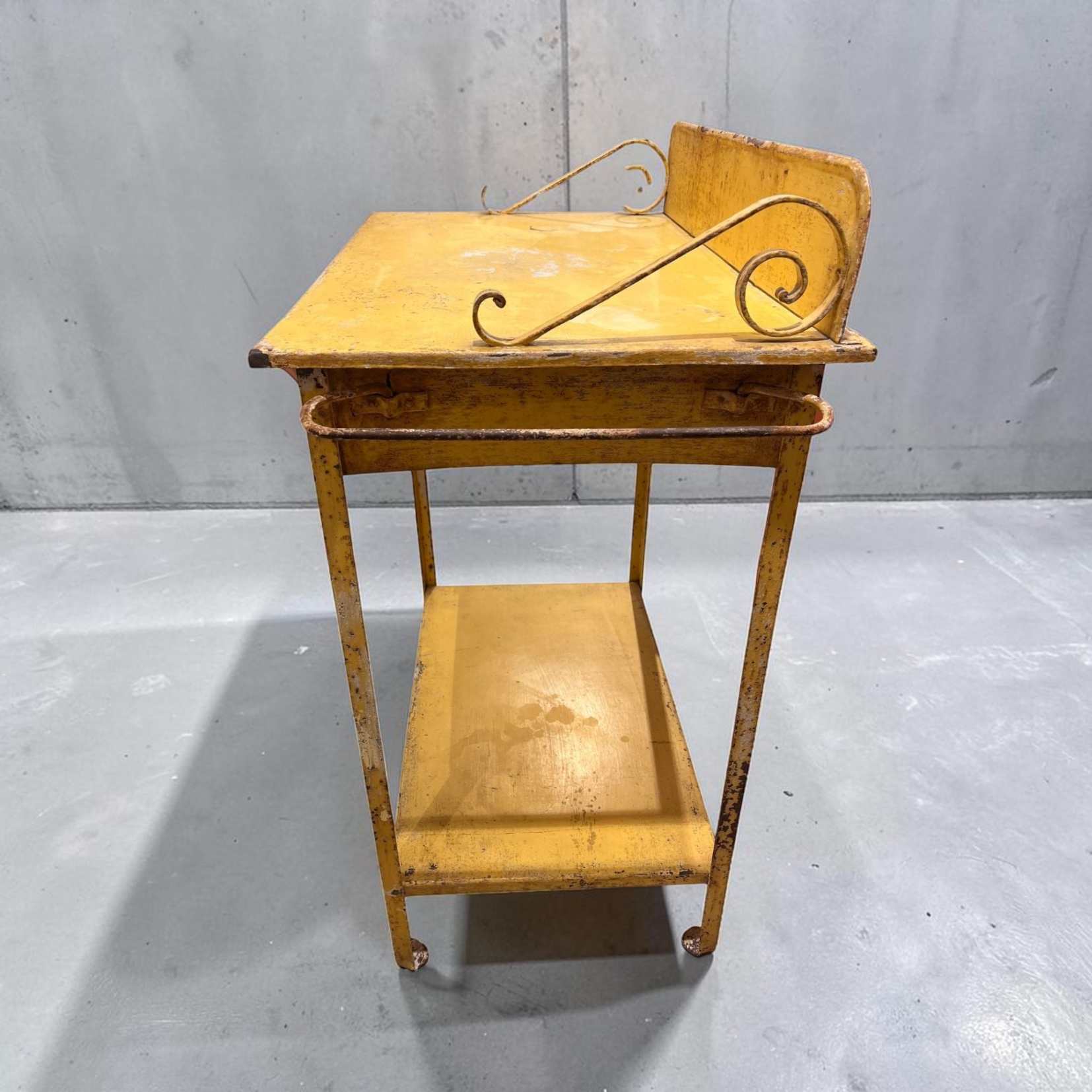 Table à rempoter NewUsed Collection en métal jaune vintage avec étagère et patine authentique