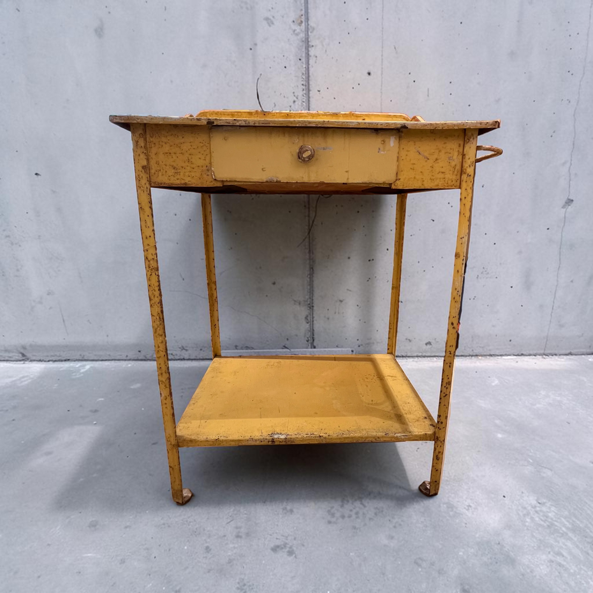 Table à rempoter NewUsed Collection vintage en métal jaune avec tiroir et étagère, patine authentique