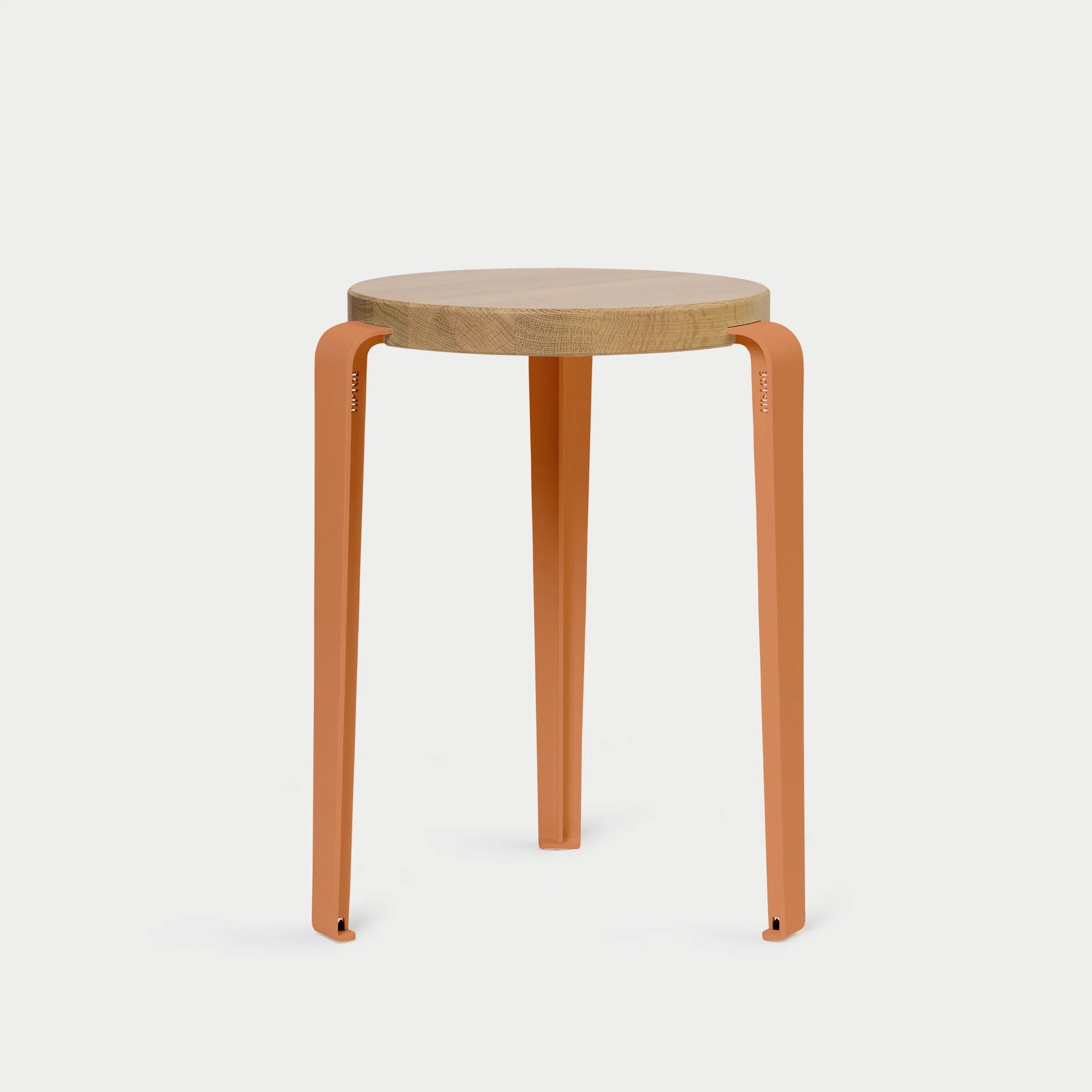 Tabouret NewUsed Collection TIPTOE LOU avec assise ronde en chêne massif et pieds en acier rouge tangerine