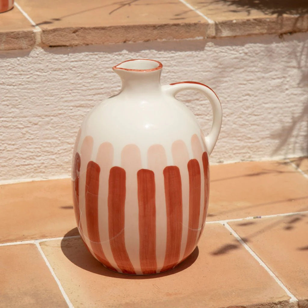 Pichet en céramique à rayures terracotta et beige