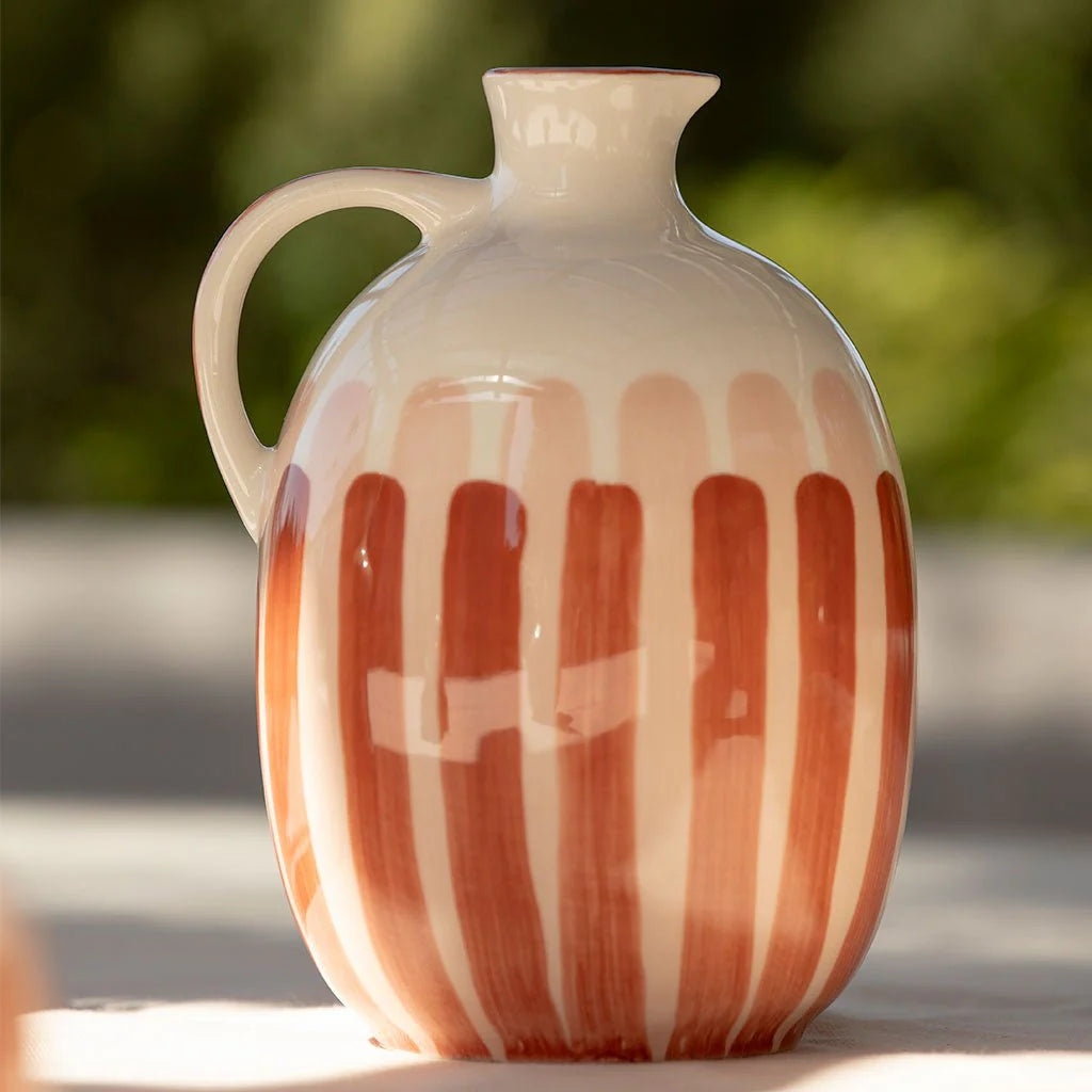 Pichet en céramique à rayures terracotta et beige